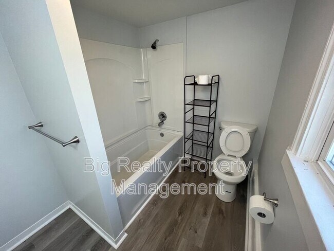 Building Photo - 513 Center St