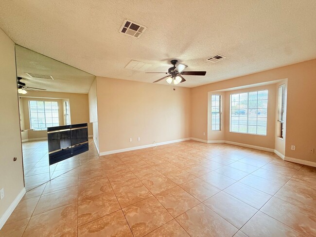 Building Photo - AVAILABLE NOW!!! 3 Bed 2 Bath House in Cat...