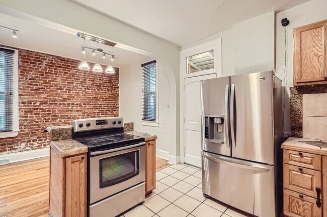 Foto del edificio - LOCATION! Blocks to Bronco's Stadium, light rail, park, Sloan's Lake.  ALL Utilities Included! Ov...
