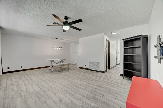 Building Photo - 573 Greenbriar Townhouse Way