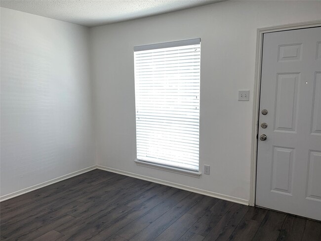 Foto del edificio - 1110 W Tri Oaks Ln