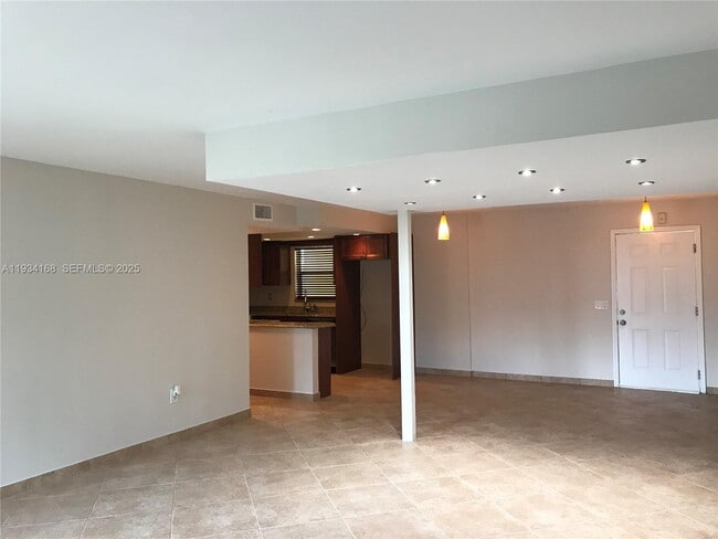 Building Photo - 9355 Fontainebleau Blvd