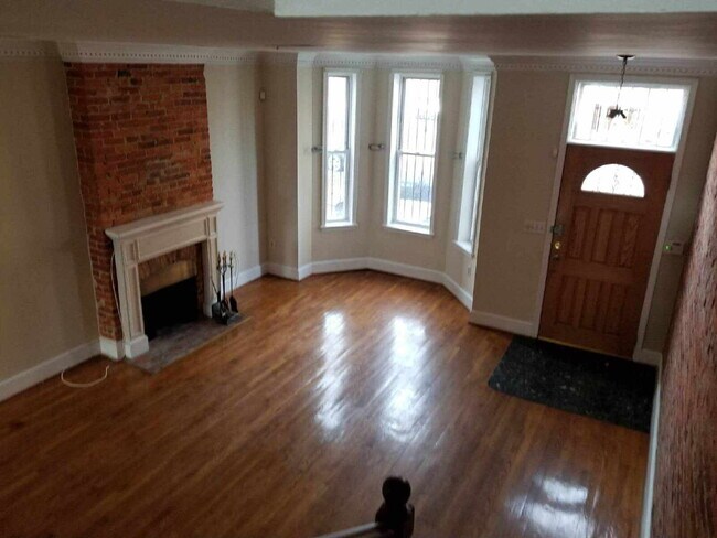 Foto del edificio - Sophisticated NW DC Home Featuring 3 Bedrooms, Fireplace & Outdoor Oasis with Private Parking