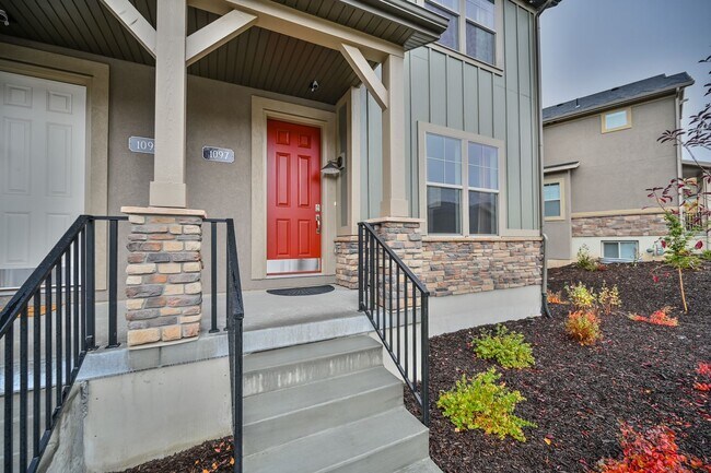 Building Photo - Hilltop Hideaway