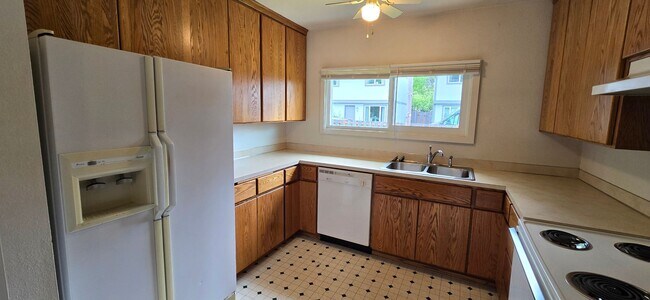 Building Photo - Adorable Two Bedroom Home