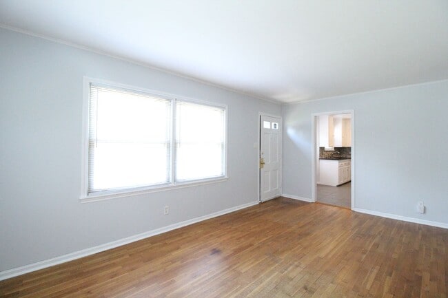 Foto del edificio - January FREE On This Updated 2 Bedroom 1 Bath Home in Roeland Park