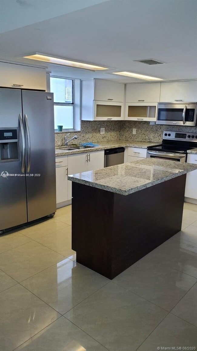 Building Photo - 9375 Fontainebleau Blvd
