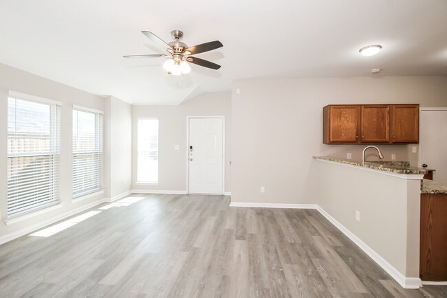 Building Photo - 825 Cruise St