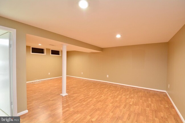 Building Photo - 9001 Fox Lair Dr