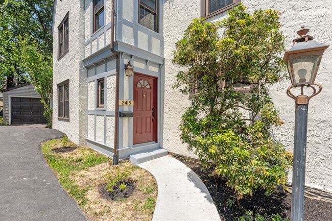 Foto del edificio - 2418 Rosewood Ln
