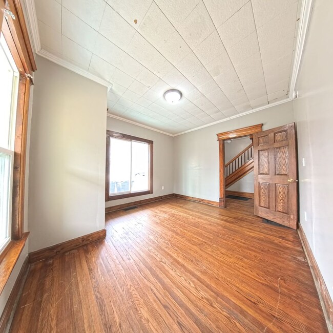 Foto del edificio - Spacious 5 bedroom 2 Bath Home