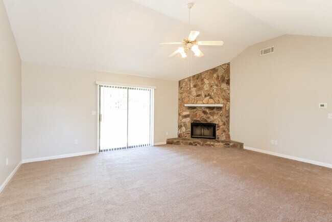 Building Photo - Bright 3 Bedroom Home with High Ceilings