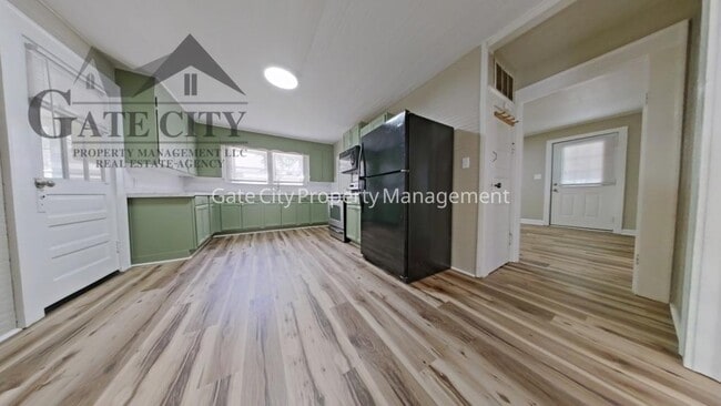 Building Photo - 901 Old Thomasville Rd