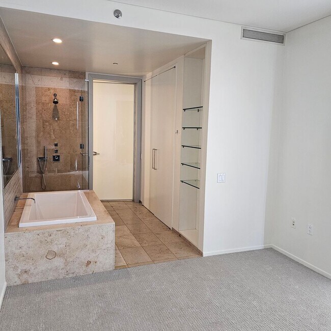 Building Photo - Gorgeous 1 bedroom over the Las Vegas Strip!