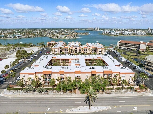 Foto del edificio - 8911 Blind Pass Rd