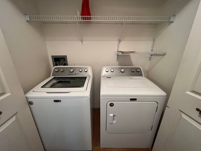 Foto del edificio - Cozy Crossgates 2 BR/2 Bath End of Row Condo