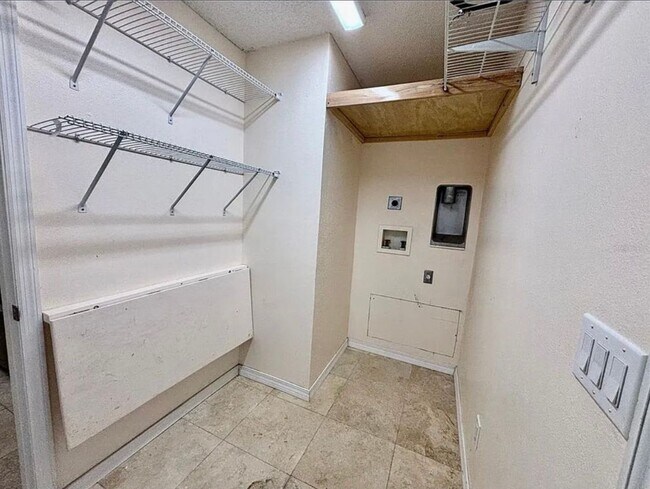 Foto del edificio - 12 Regency Dr