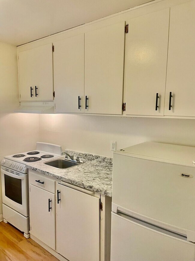 Foto del edificio - Coming Soon!! Downstairs studio, with water, trash and basic cable included!