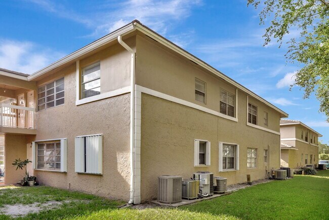 Building Photo - 832 Twin Lakes Dr