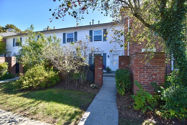 Building Photo - 15 Yorktown Dr