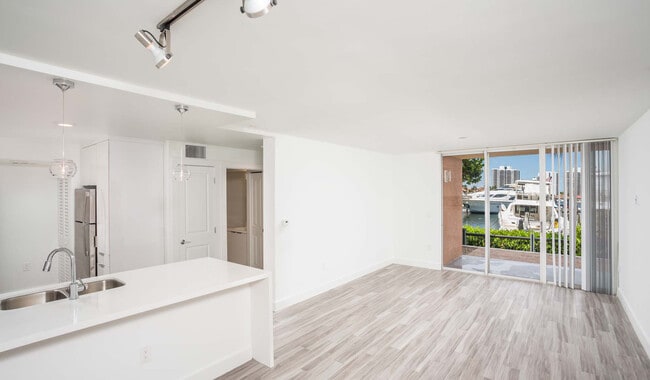 salas de estar abiertas y llenas de luz natural - Waterways Village