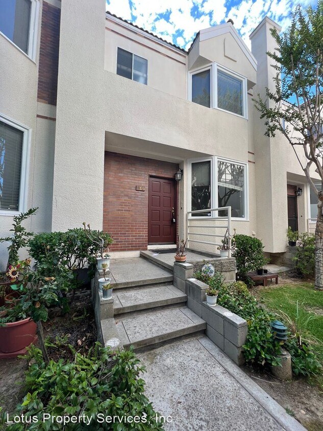 3 br, 3 bath House 1139 El Centro St B House Rental in South