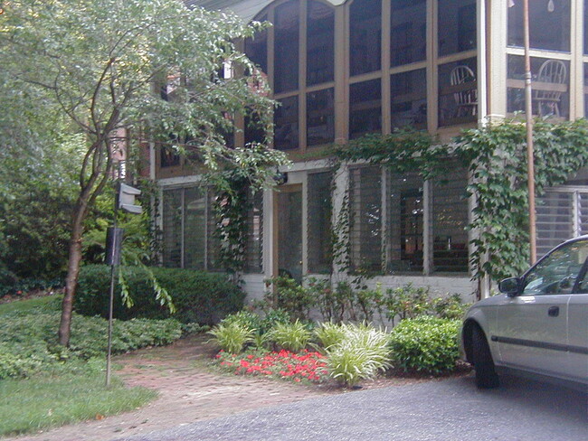 Building Photo - 615 Bennington Ln