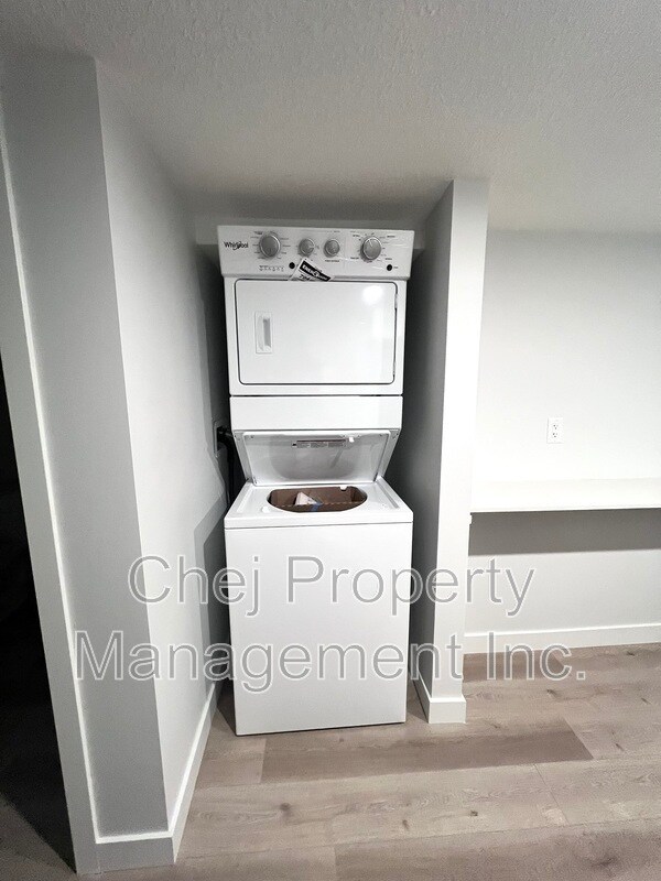 Photo du bâtiment - 22722-2282a 82a Ave NW