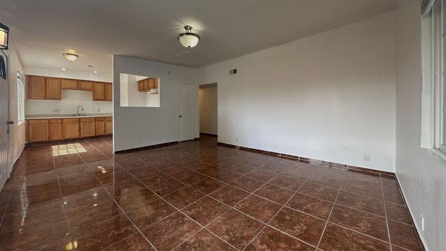 Building Photo - 445 W Shamrock St