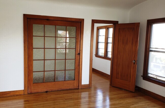 Living rm corner office and large closet - 1620 E 4th St