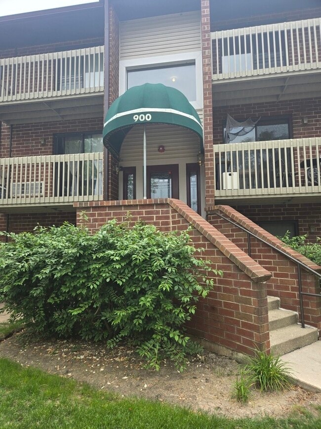 Building Photo - 900 N Lakeside Dr