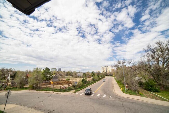 Foto del edificio - 5215 E Exposition Ave