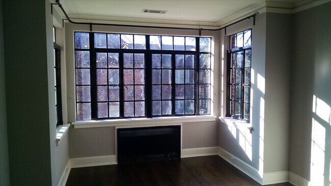 Ventana metálica de la caja de la sala de estar - 1765 Peachtree St NE