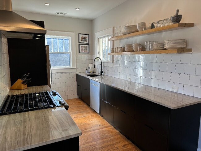 Building Photo - 1054 Rosedale Dr NE