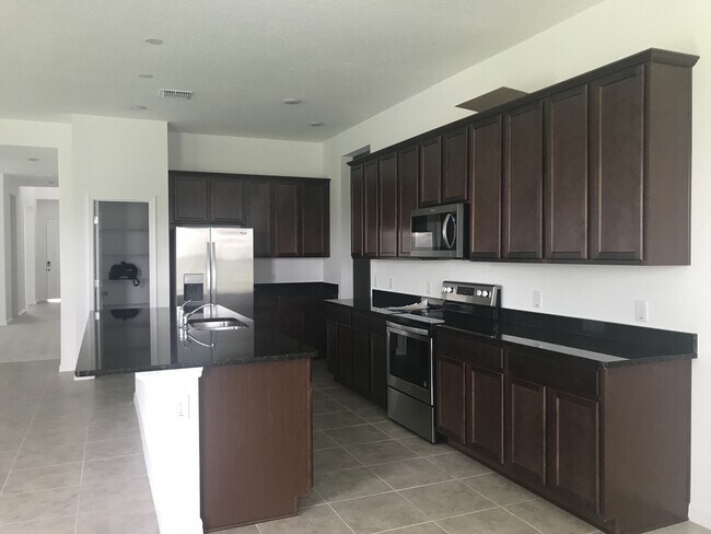 Building Photo - 5 Bedroom in Westside Village at Heart of ...
