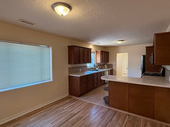 Foto del edificio - 4 Bedroom, nice area, 2 Car Garage