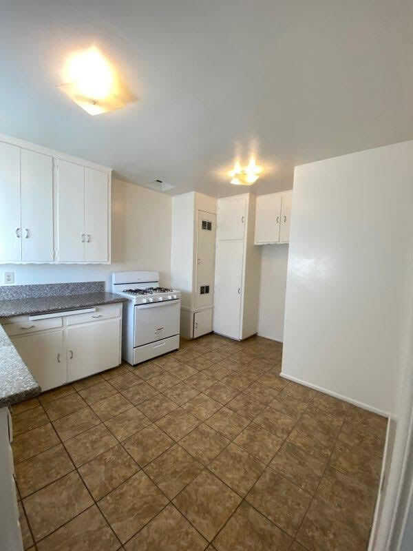 Building Photo - 5623 Satsuma Ave