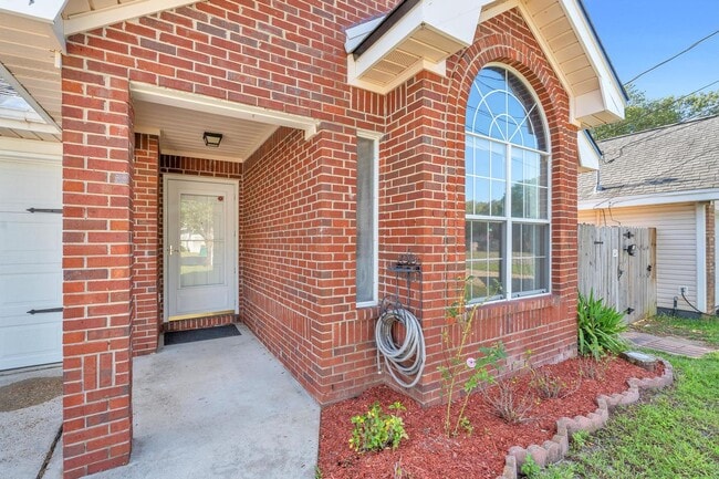 Building Photo - Updated Home in Convenient Location