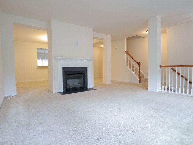 Building Photo - City Living with Parking: 4-Bedroom Townho...