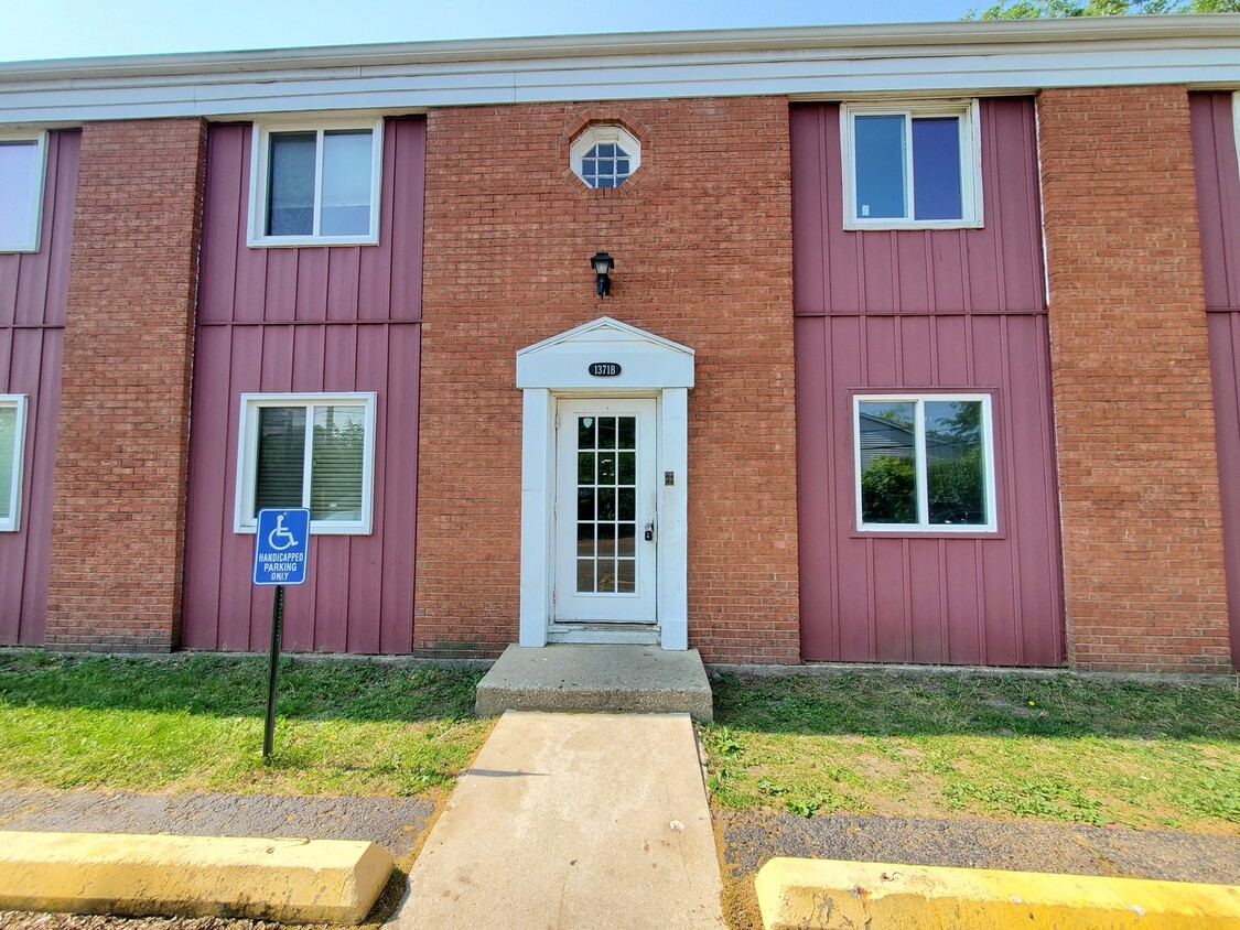 Primary Photo - 1371 Monomoy St