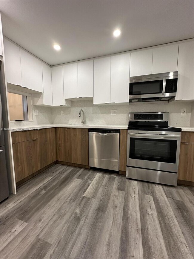 Building Photo - 450 Commodore Dr