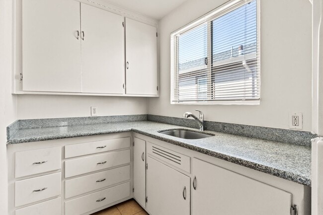 Building Photo - Renovated 1-Bedroom with Gated Parking & G...