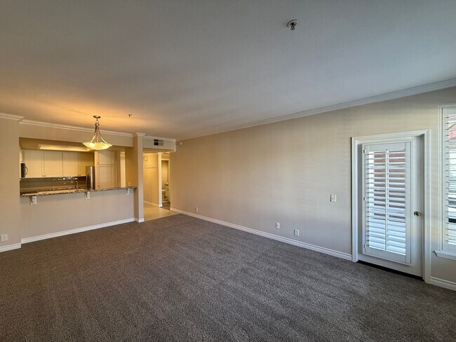 Building Photo - Beautiful 1B/1.5BA Upgraded Condo w/ Washe...