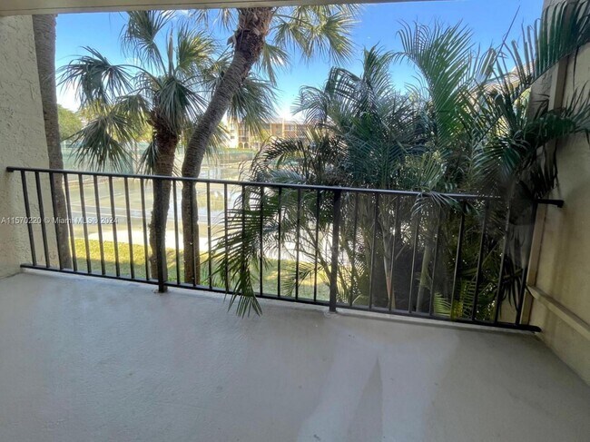 Foto del edificio - 2786 Tennis Club Dr