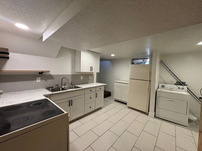 Foto del edificio - Cozy lower level unit with open kitchen and washer/dryer hookups