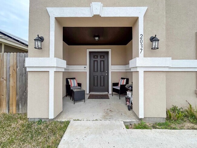 Building Photo - 2037 Port Louisiana Dr