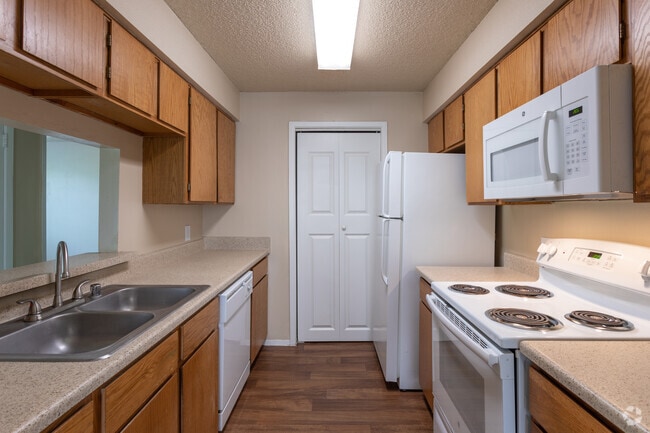 2BR, 2BA - 910 SF - EPERNAY APARTMENTS