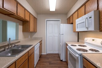 2BR, 2BA - 910 SF - EPERNAY APARTMENTS