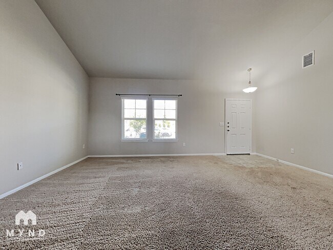 Building Photo - 717 Pinnacle Dr