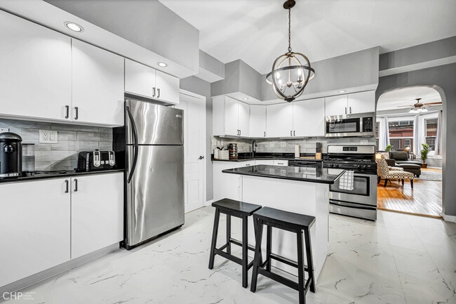 Building Photo - 2202 N Clybourn Ave